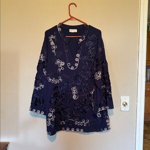 EUC Drapers & Damons women’s Navy Embroidered Long Sleeve Top silver vneck